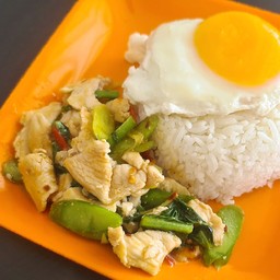 ผัดคะน้าไก่ราดข้าว