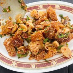 ยำหมูกรอบแซ่บ(กับข้าว)