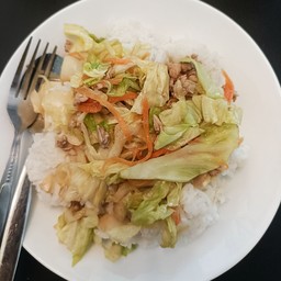 ข้าวผัดกะหล่ำปลีหมูสับ