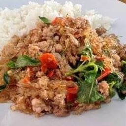 กะเพรา หมู-ไก่ วุ้นเส้น ราดข้าว