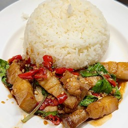ข้าวกะเพราหมูสามชั้น