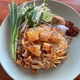 ผัดไทยไข่ปลาหมึก