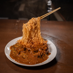 แกงกะหรี่เนื้อหมี่กรอบลอยฟ้า