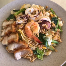 ผัดมาม่าจัมโบ้(ต้มยำกุ้ง) รวมมิตรหมูกรอบ