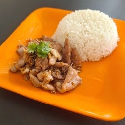 หมูกระเทียมราดข้าว