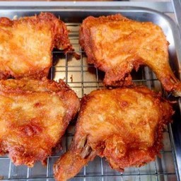 สะโพกติดน่องไก่ทอด