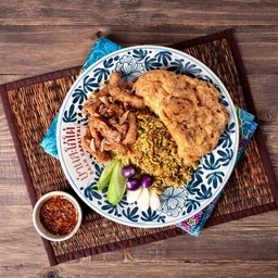 ข้าวผัดไตปลาแห้ง ไข่เจียวฟูและหมูทอดสะใภ้ใต้