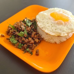 กะเพราหมูสับราดข้าว