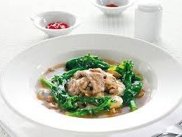 ราดหน้าเส้นใหญ่เนื้อ