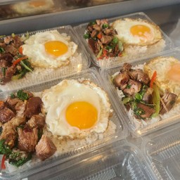 กะเพราหมูตุ๋นราดข้าว