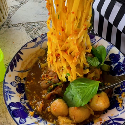 เตี๋ยวเรือต้มยำน้ำดำ