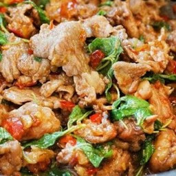 กระเพราเนื้อชิ้นราดข้าว