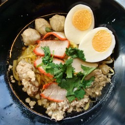 ก๋วยเตี๋ยวน้ำใส่ไข่ต้ม