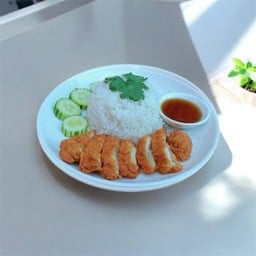 ข้าวไก่กรอบทอดซอสน้ำปลา