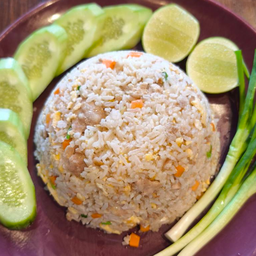 ข้าวผัดหมูจานใหญ่ (Big plate of pork fried rice)