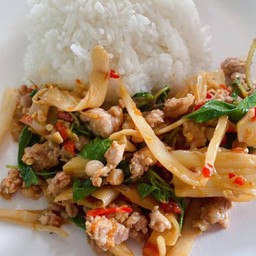ข้าว + กะเพราหมูสับหน่อไม้ดอง