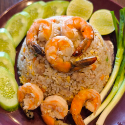 ข้าวผัดกุ้งจานใหญ่ (Large plate of shrimp fried rice)