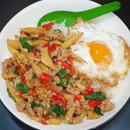 ข้าว กะเพราหน่อไม้หมูสับไข่ดาว