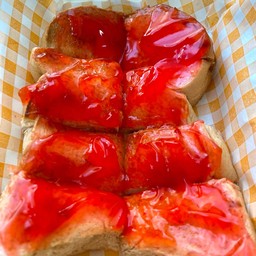 ขนมปังปิ้งหน้าสตอเบอรี่