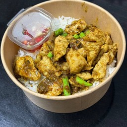 ผัดพริกแกงหมูราดข้าว