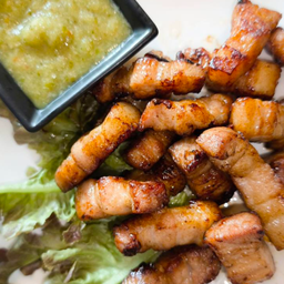 สามชั้นทอดน้ำปลา (Fried pork belly with fish sauce)