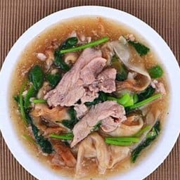 ราดหน้า โก๋ป้อม(หลังศาลเจ้าแม่)