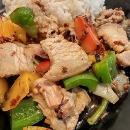 ข้าวหมูหมักผัดพริกไทยดํา ราดข้าว