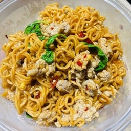 ผัดมาม่ากระเพราหมูสับพริกแห้ง