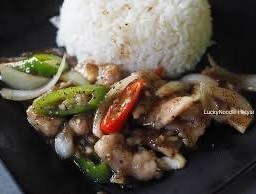 ข้าวราดผัดพริกไทยดำ