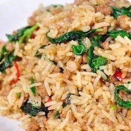 ข้าวผัดกระเพรา by คุณแม่