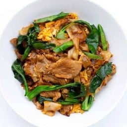 เส้นใหญ่ผัดซีอิ้วหมูนุ่ม
