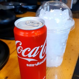 น้ำอัดลม 325 มล. พร้อมน้ำแข็ง