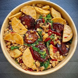 กะเพรา 3 สหาย (หมูสับ หมูยอ กุนเชียง)