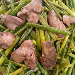 ผัดดอกหอมเครื่องในไก่