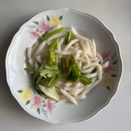 เส้นด๊องแด๊งบีบสดพร้อมผักลวกในชุด