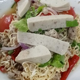 ยำมาม่าหมูสับ+หมูยอ