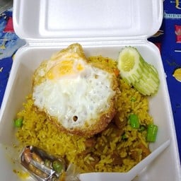 ข้าวผัดเครื่องแกงคลุก