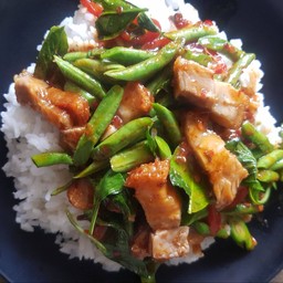 พริกแกงหมูกรอบราดข้าว