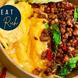 ข้าวหน้าไข่ข้นกระเพาหมูสับ