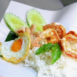 กระเพรากุ้ง ไข่ดาว+ใส้กรอก - ตั๊กกระเพราถาด