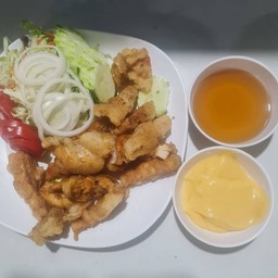 สลัดไก่ทอด