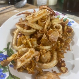 ปลาหมึกทอดกะเทียม