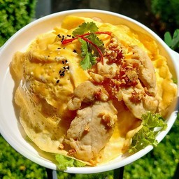 ข้าวไข่ข้น อกไก่ทอดกระเทียม