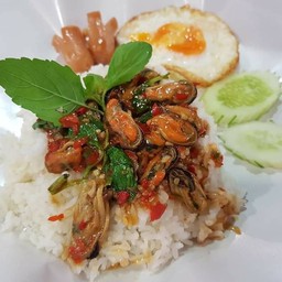 กระเพราหอยแมลงภู่ ไข่ดาว+ใส้กรอก - ตั๊กกระเพราถาด