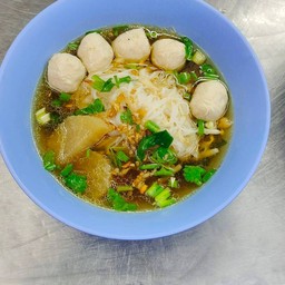 ก๋วยเตี๋ยวลูกชิ้นหมูน้ำใส