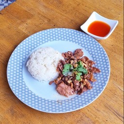 ข้าวราดกระเทียมพริกไทย