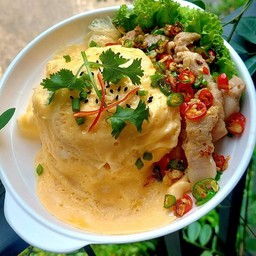 ข้าวไข่ข้น หมูสามชั้นคั่วพริกเกลือ