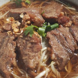 ก๋วยเตี๋ยวเนื้อตุ๋นน้ำตก