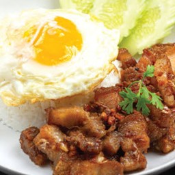 ข้าวหน้าหมูทอดคลุกฝุ่นไข่ดาว