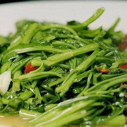 ขล้าวผักบุ้งผัดหมูกรอบ(Sweet Potato Leaves Crispy Pork  On Rice)